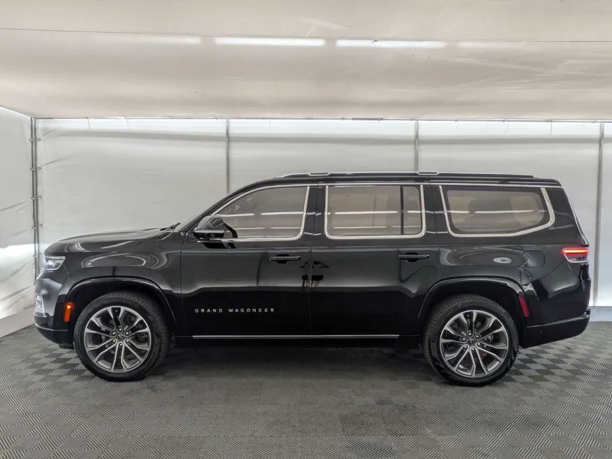 2023 Jeep Grand Wagoneer III photo 1