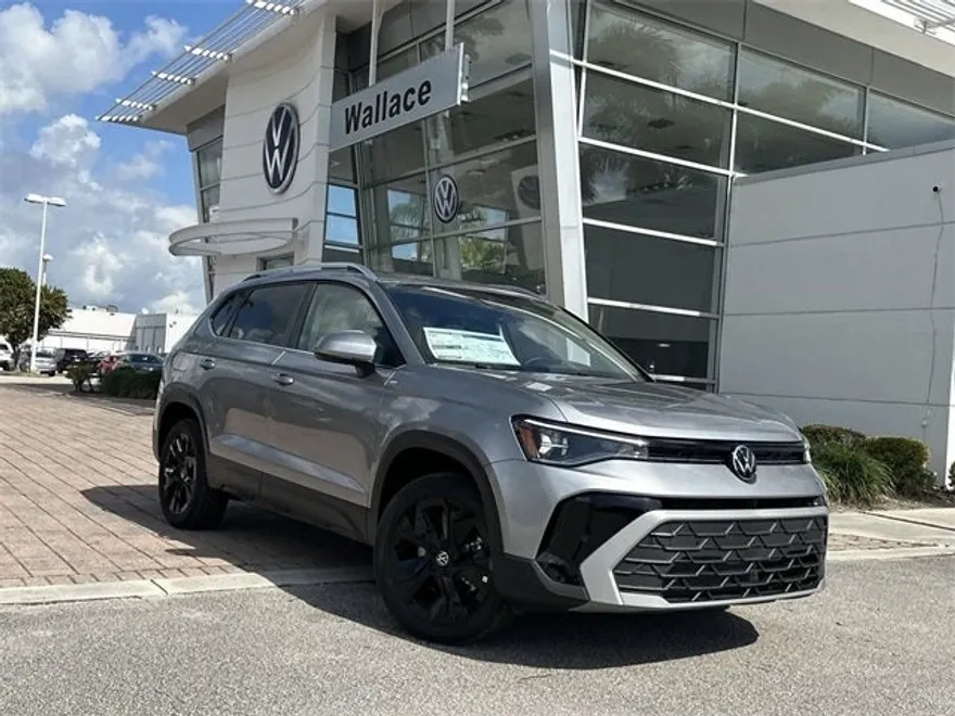 2025 Volkswagen Taos SE photo 1