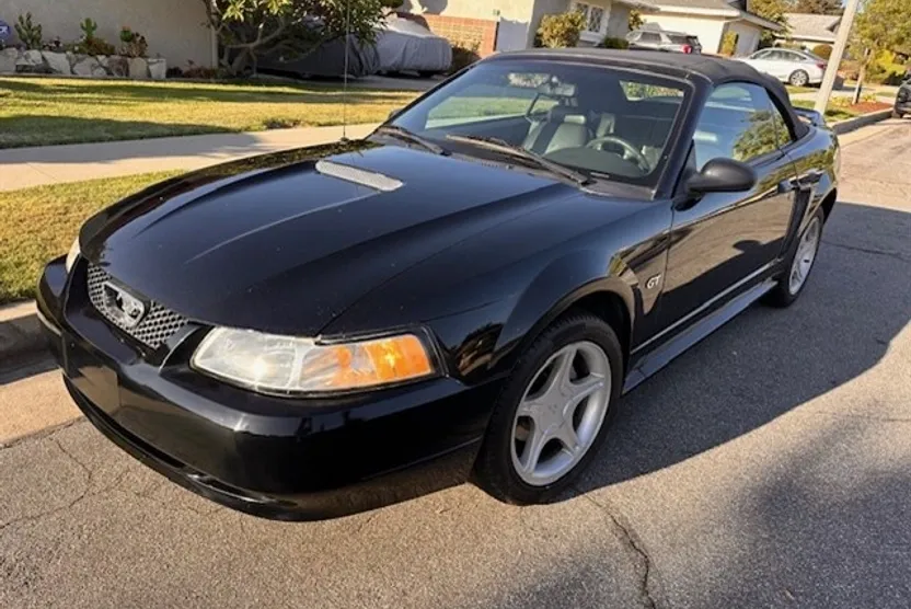 2000 Ford Mustang GT photo 1
