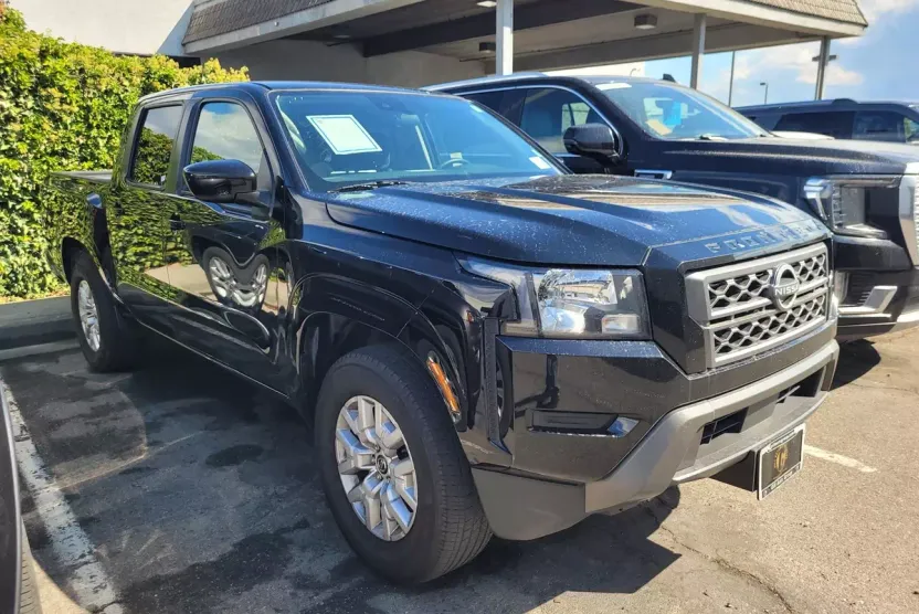 2023 Nissan Frontier SV photo 1