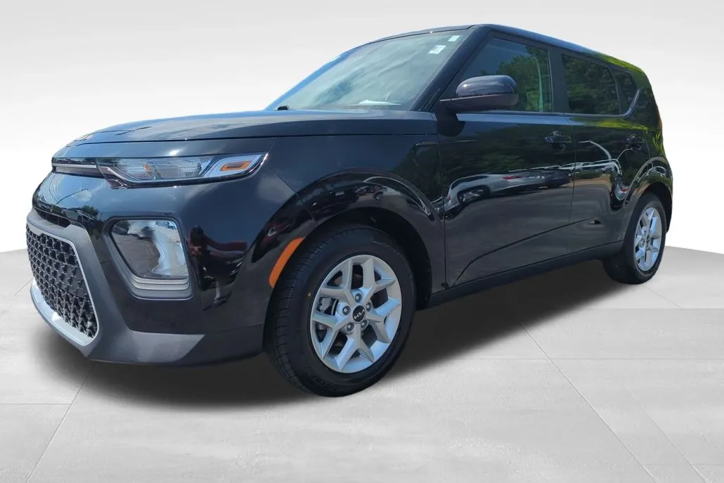 2022 Kia Soul LX photo 1
