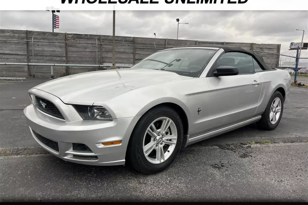 2014 Ford Mustang V6 Convertible photo 1
