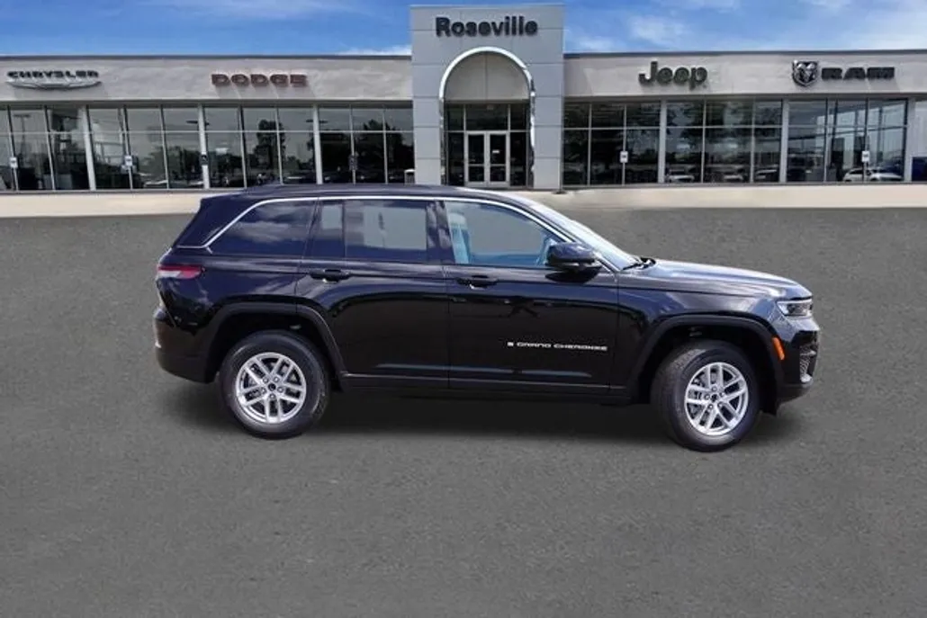 2025 Jeep Grand Cherokee Laredo photo 1