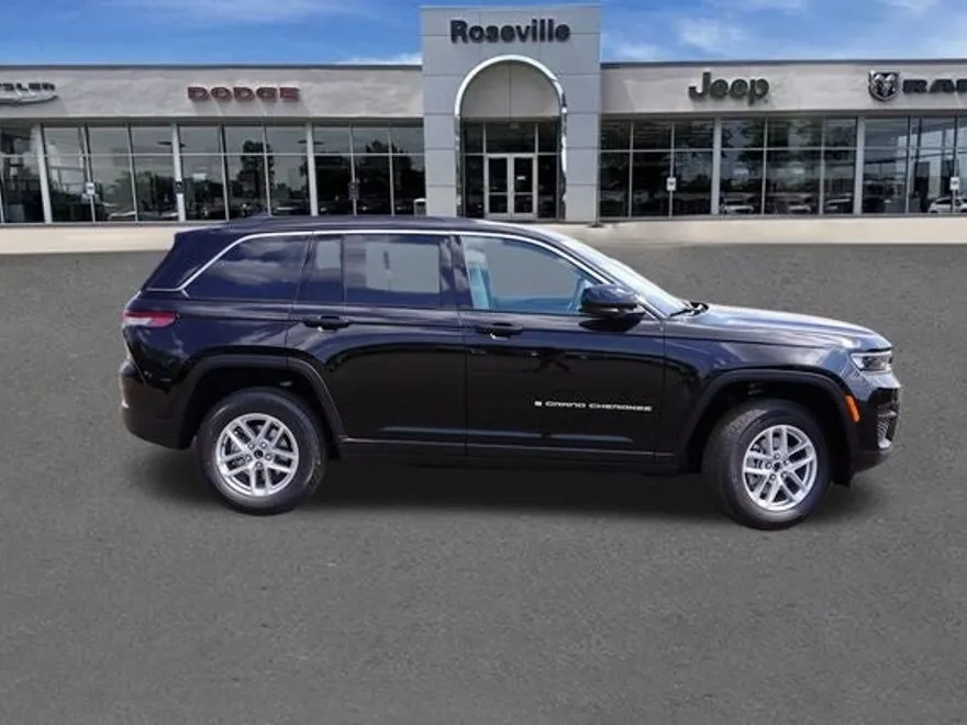 2025 Jeep Grand Cherokee Laredo photo 1