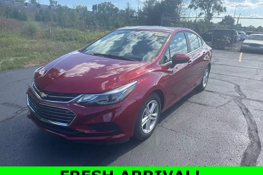 2017 Chevrolet Cruze LT photo 1