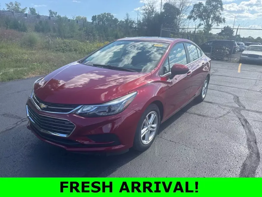 2017 Chevrolet Cruze LT photo 1