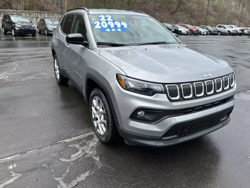 2022 Jeep Compass Latitude Lux photo 2