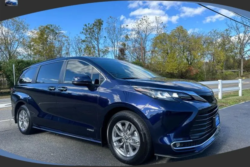 2021 Toyota Sienna XLE photo 1