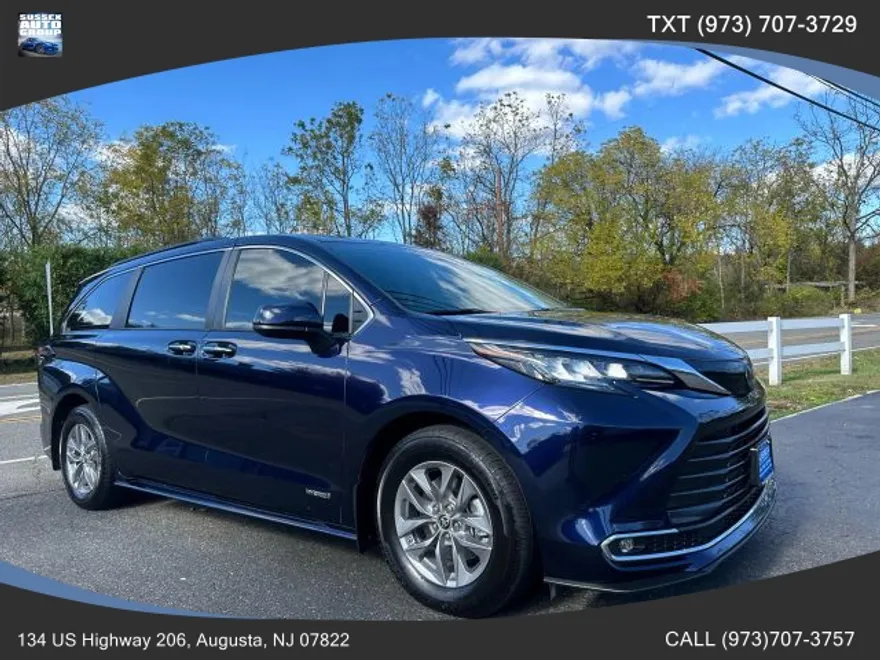2021 Toyota Sienna XLE photo 1