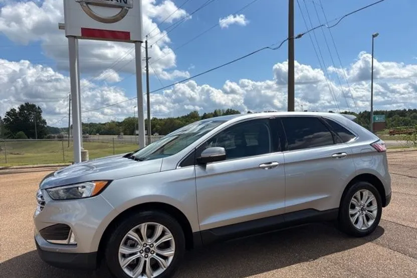 2022 Ford Edge Titanium photo 1
