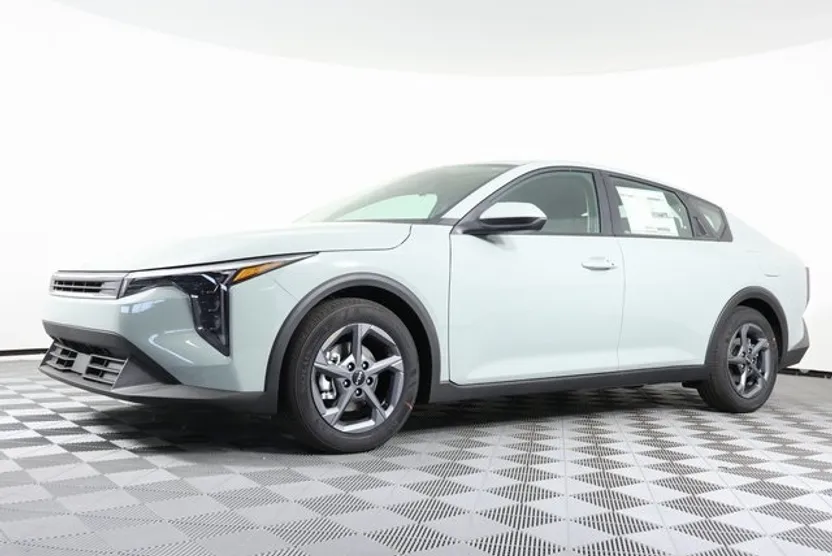 2025 Kia K4 LXS photo 1