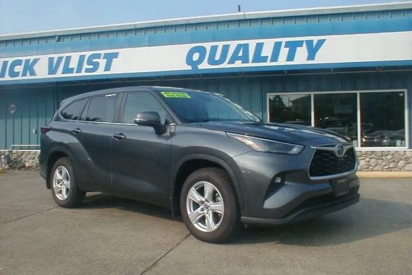 2023 Toyota Highlander LE photo 1