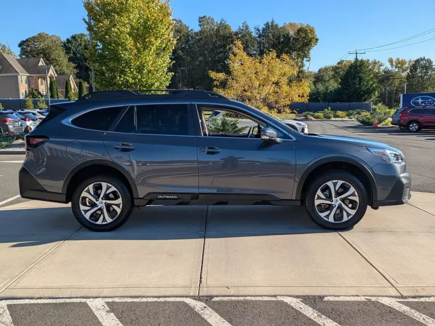 2022 Subaru Outback Limited photo 1