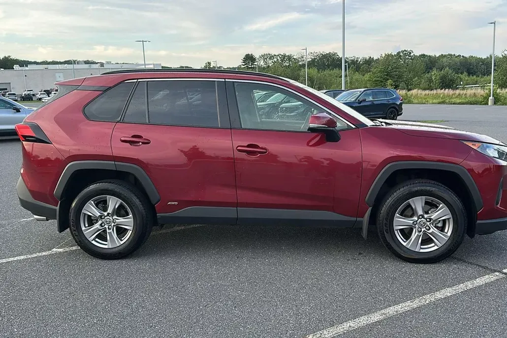 2022 Toyota RAV4 Hybrid LE photo 1