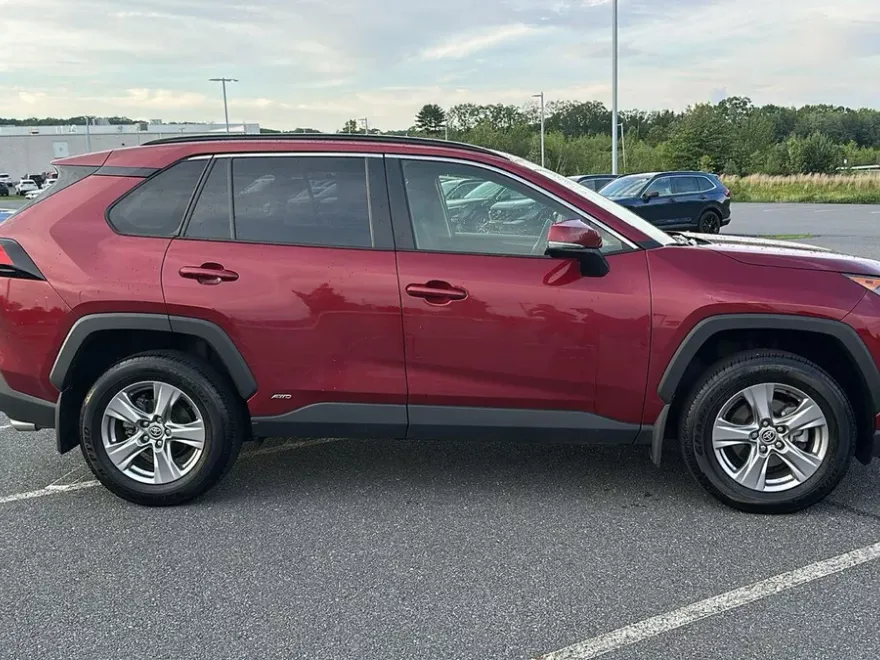 2022 Toyota RAV4 Hybrid LE photo 1