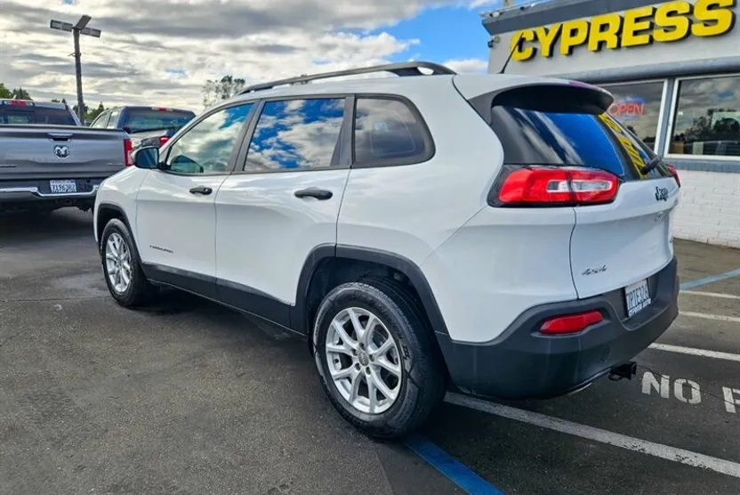 2016 Jeep Cherokee Sport photo 1