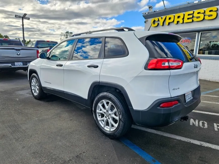 2016 Jeep Cherokee Sport photo 1