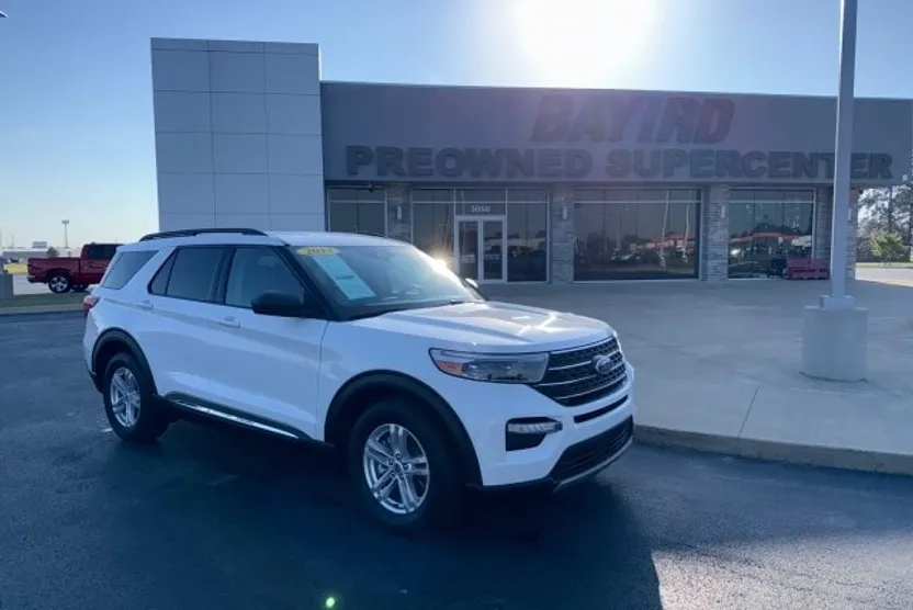 2023 Ford Explorer XLT photo 1
