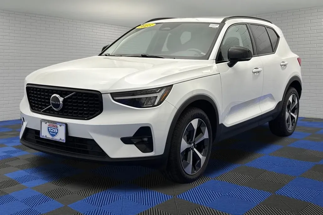 2023 Volvo XC40 Plus photo 1