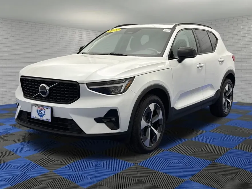 2023 Volvo XC40 Plus photo 1