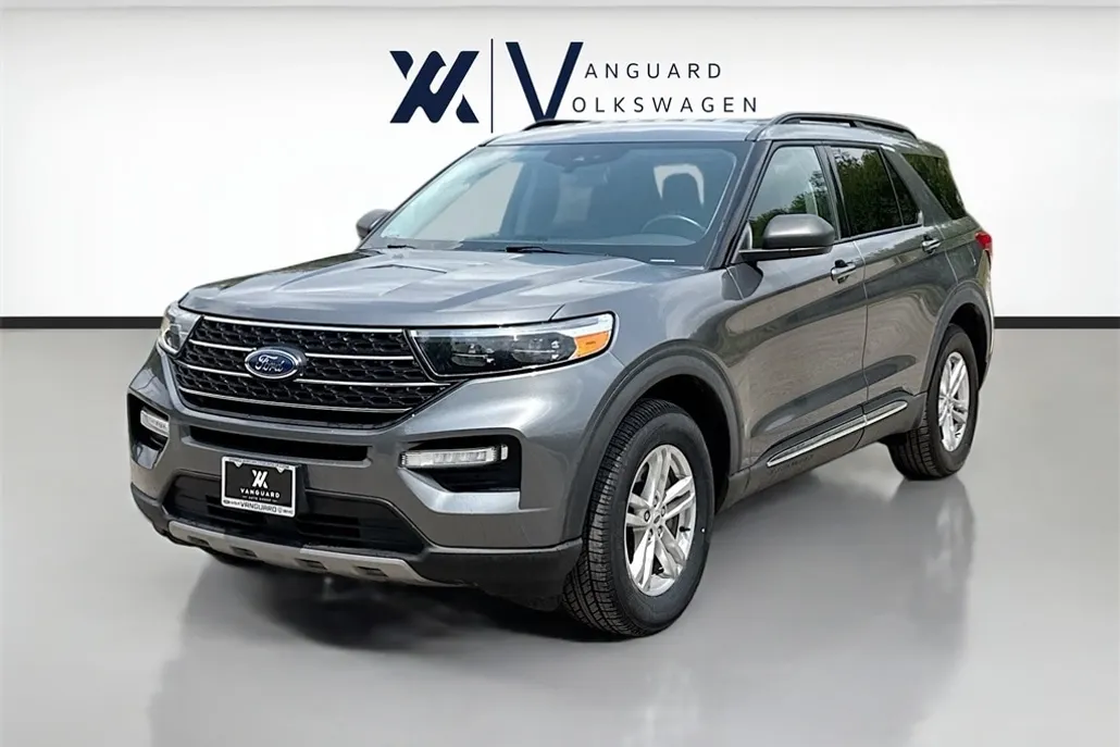 2023 Ford Explorer XLT photo 1