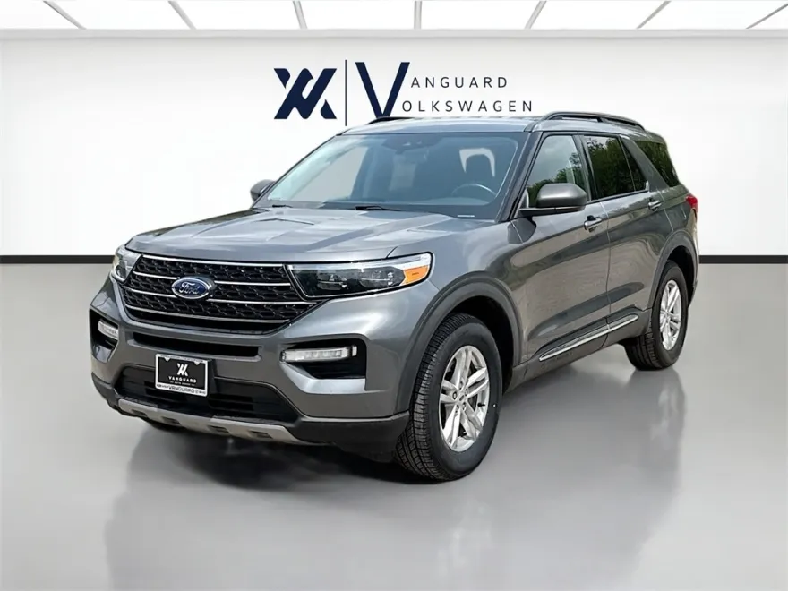 2023 Ford Explorer XLT photo 1