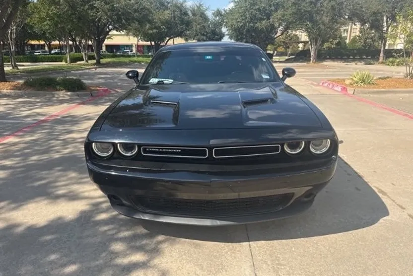 2016 Dodge Challenger SXT photo 1
