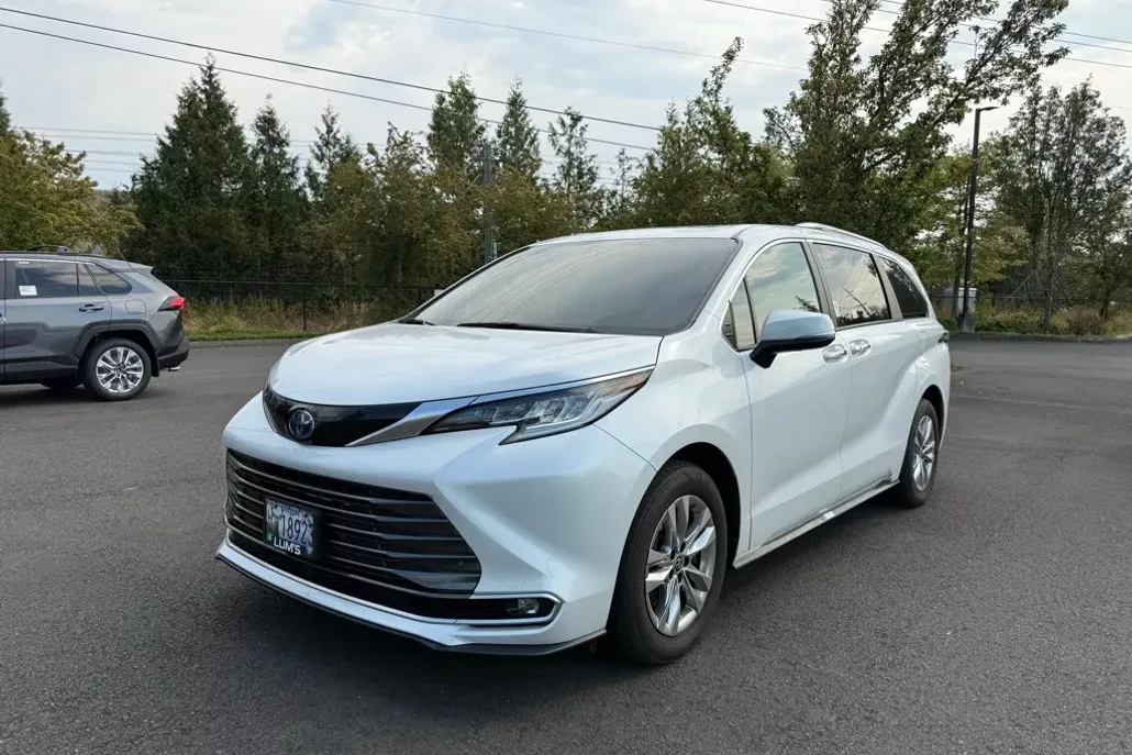 2023 Toyota Sienna Limited photo 1