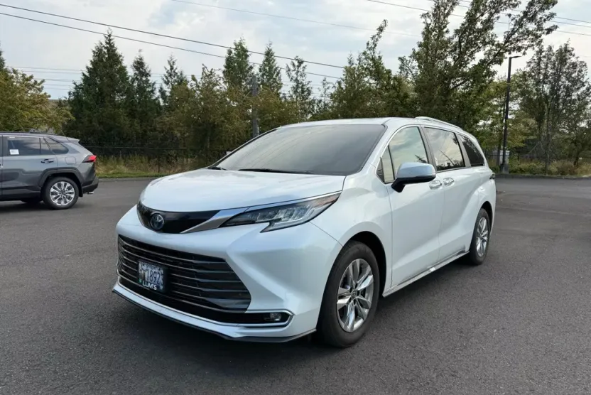 2023 Toyota Sienna Limited photo 1
