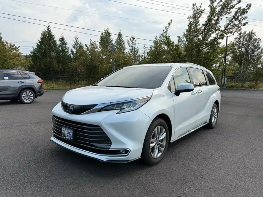 2023 Toyota Sienna Limited photo 1