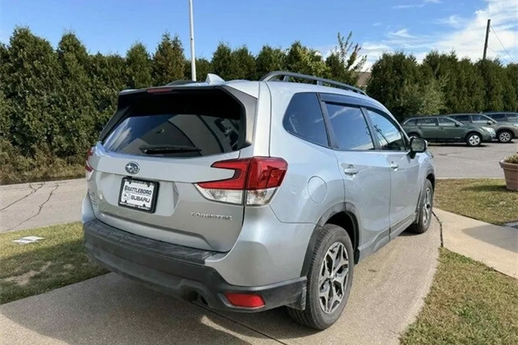 2022 Subaru Forester Premium photo 1