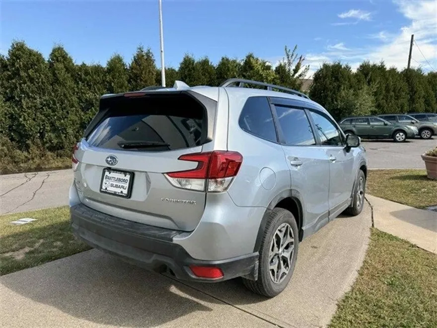 2022 Subaru Forester Premium photo 1
