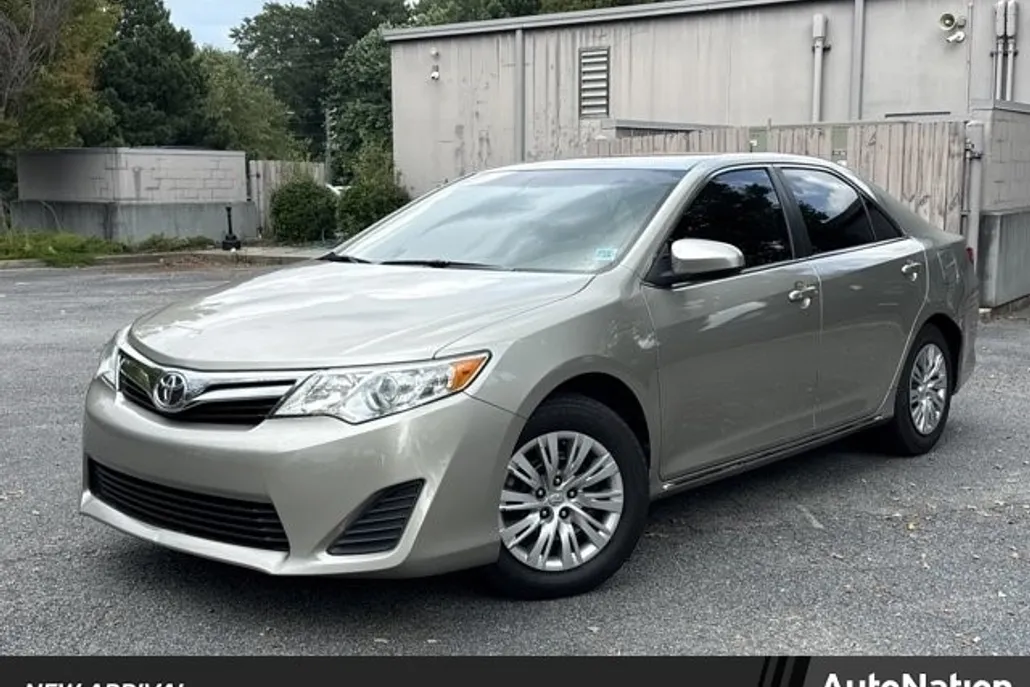 2014 Toyota Camry LE photo 1