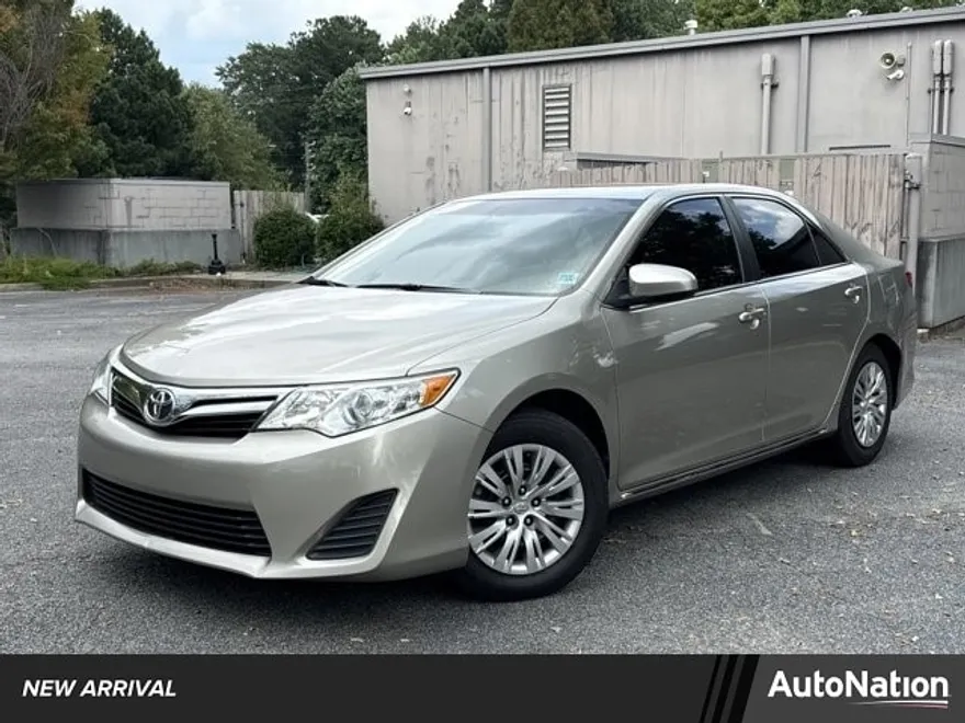 2014 Toyota Camry LE photo 1