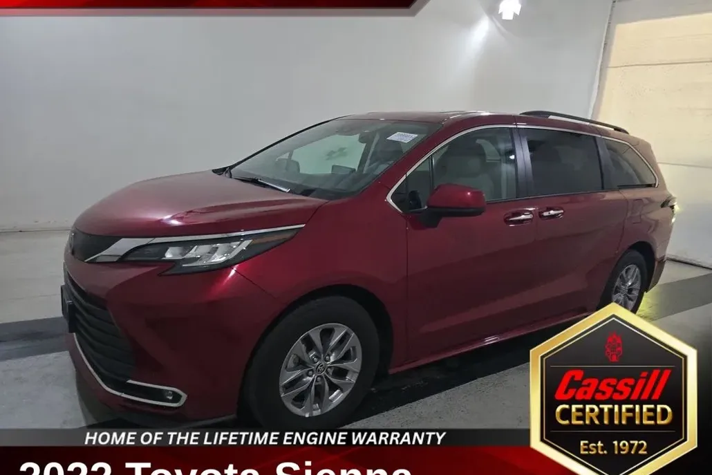 2022 Toyota Sienna XLE photo 1