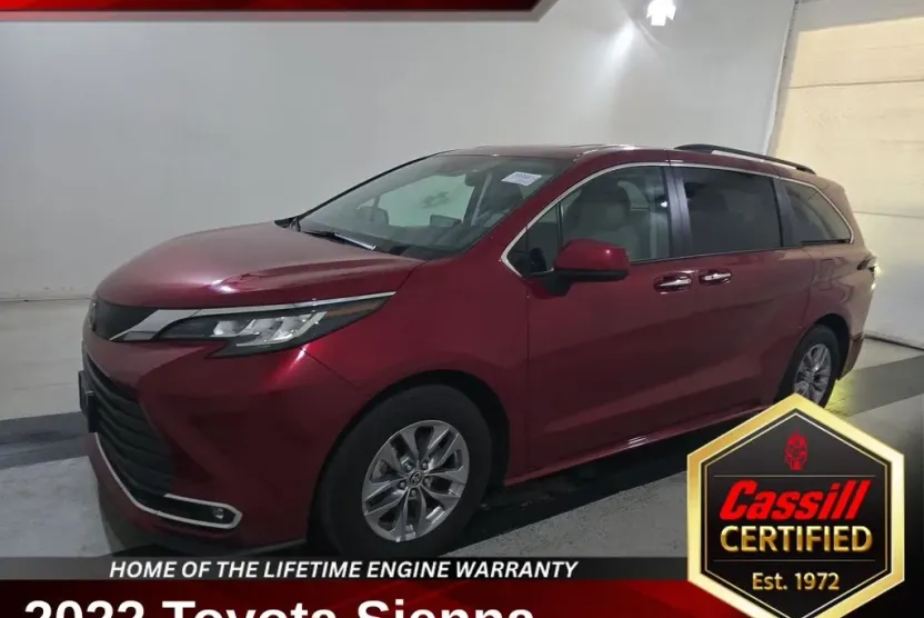 2022 Toyota Sienna XLE photo 1