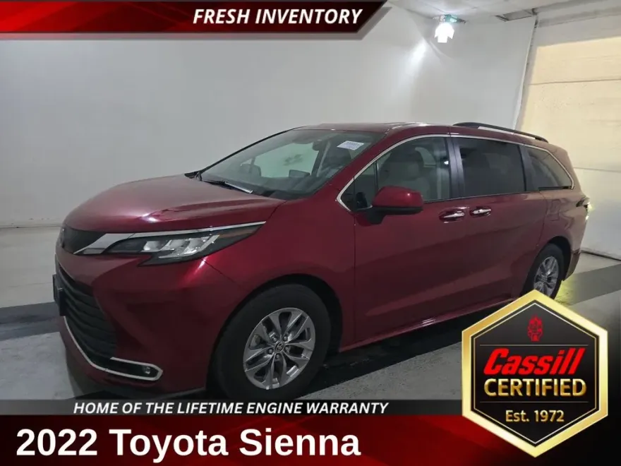 2022 Toyota Sienna XLE photo 1