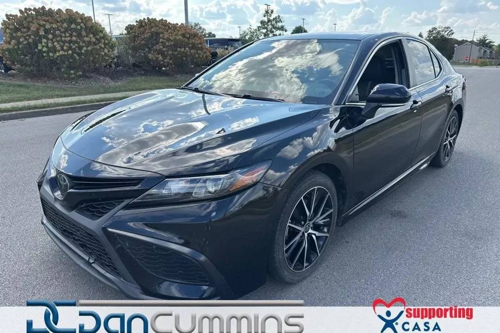 2022 Toyota Camry SE photo 1
