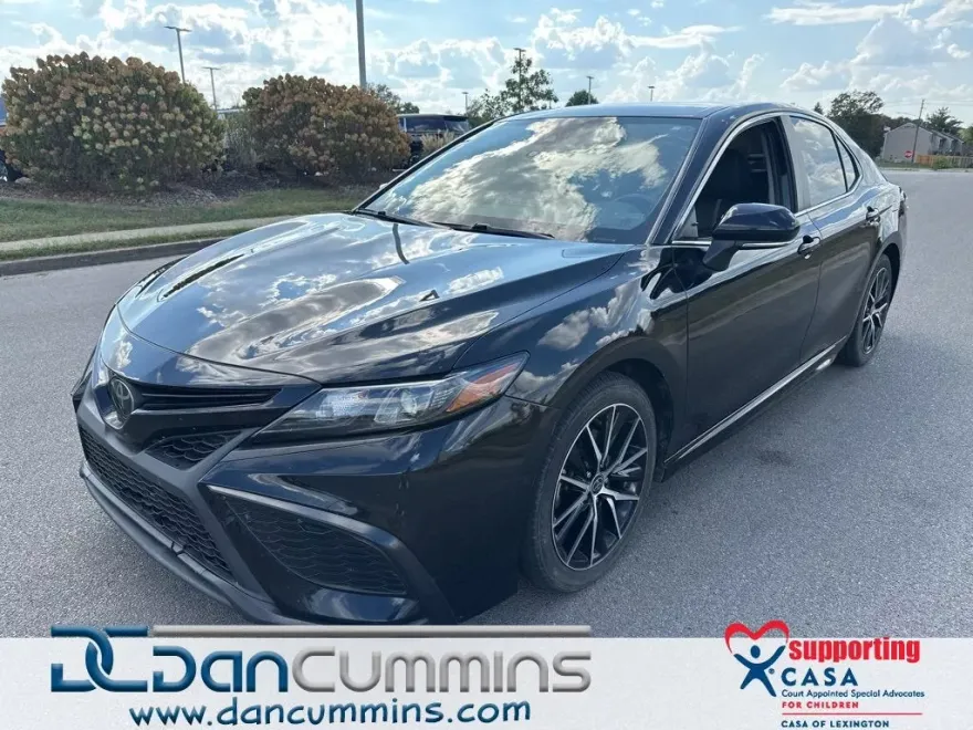 2022 Toyota Camry SE photo 1