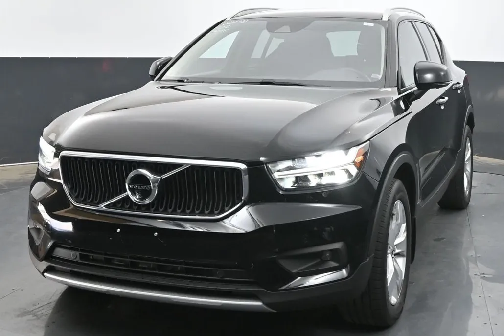 2022 Volvo XC40 Momentum photo 1