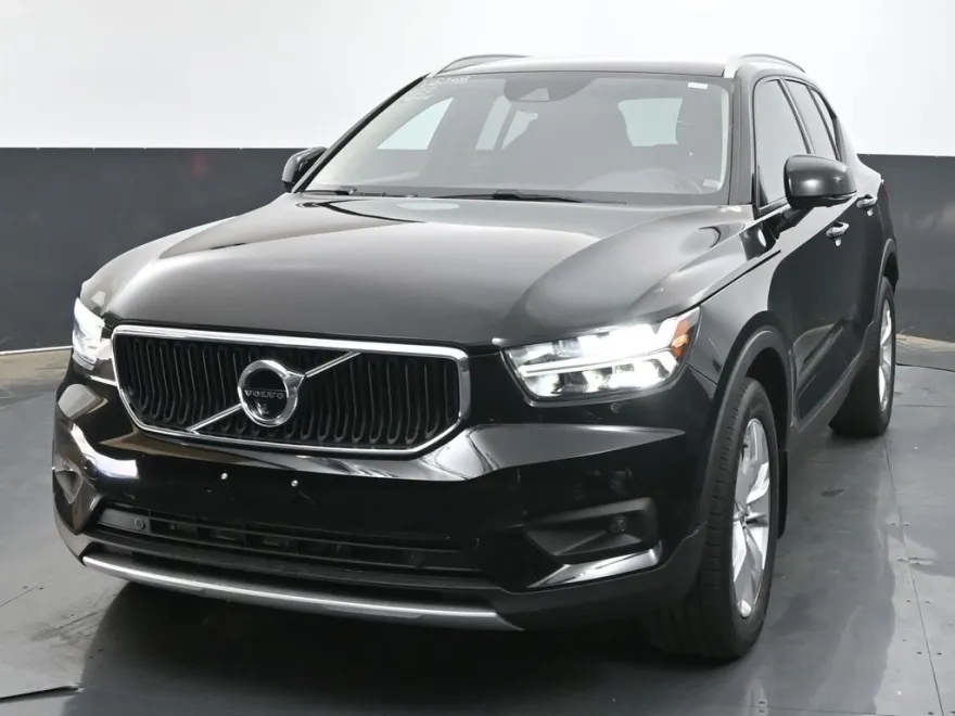 2022 Volvo XC40 Momentum photo 1