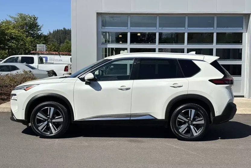 2023 Nissan Rogue SL photo 1