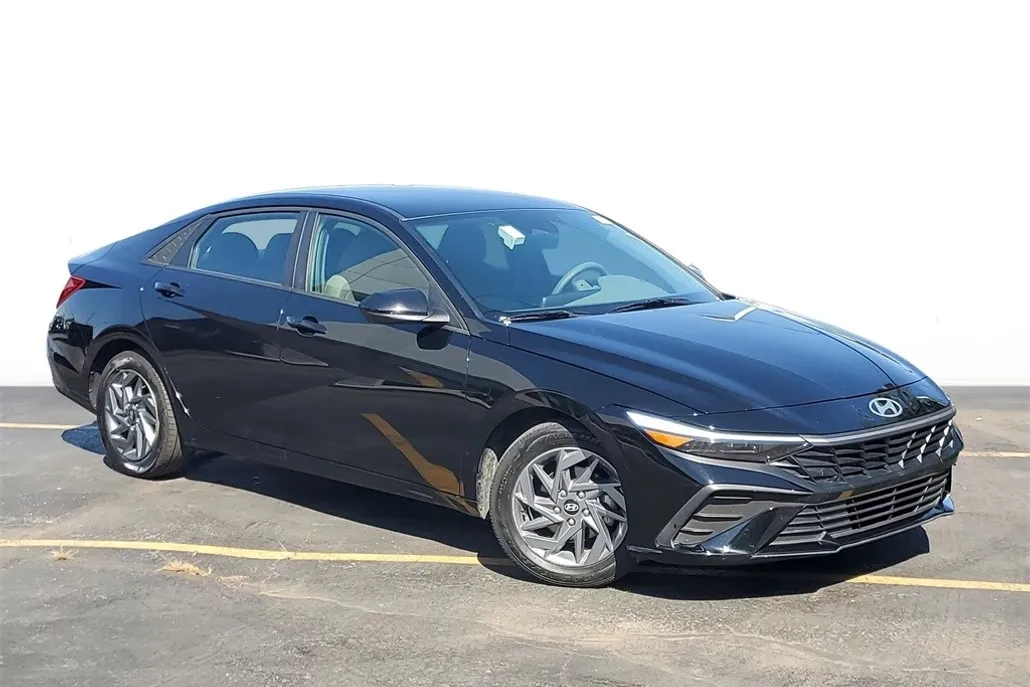 2024 Hyundai Elantra SEL photo 1