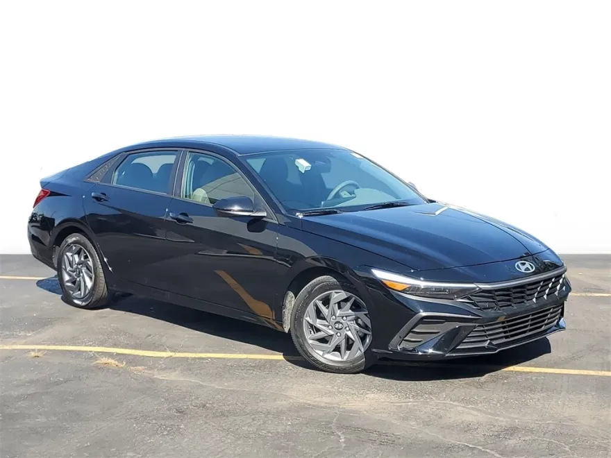 2024 Hyundai Elantra SEL photo 1