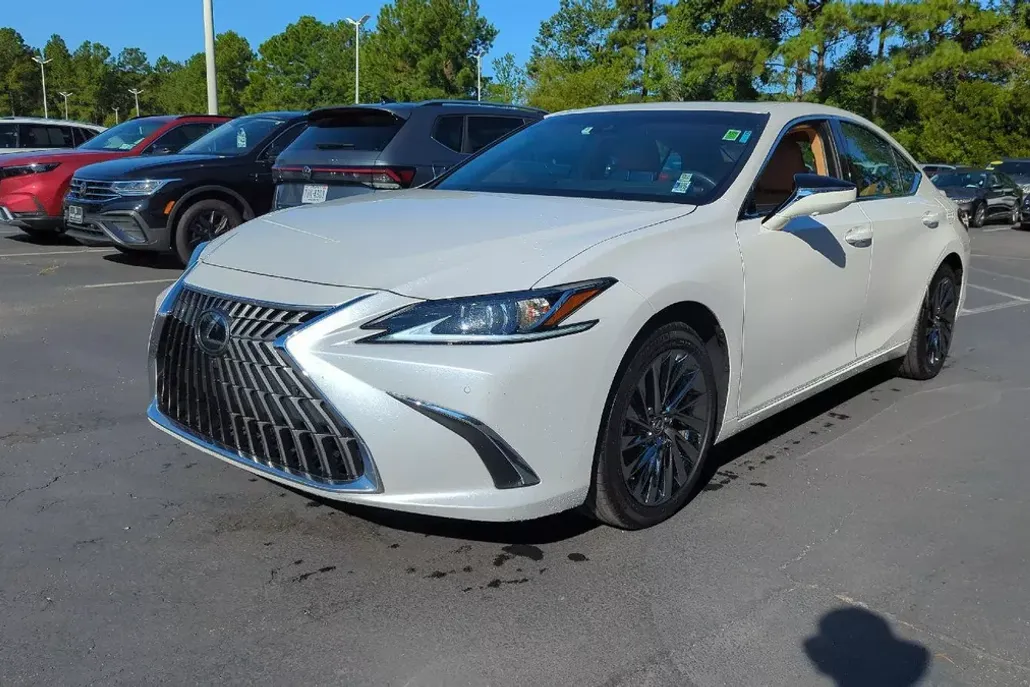 2024 Lexus ES 300h Luxury photo 1