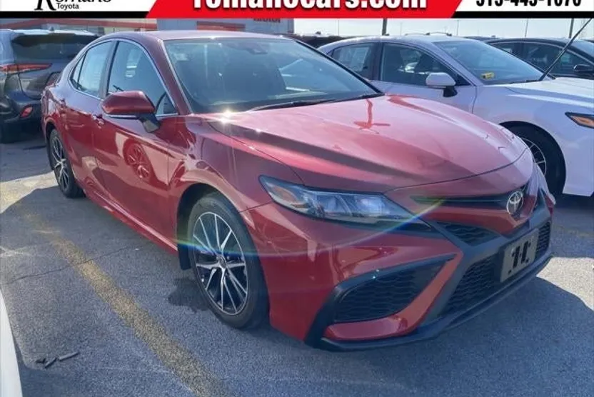 2022 Toyota Camry SE photo 1