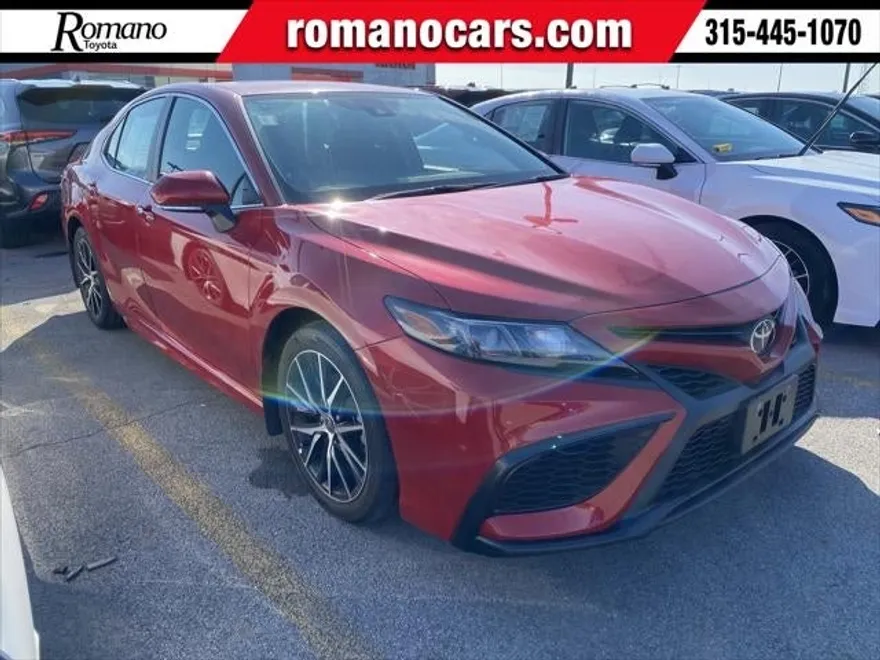 2022 Toyota Camry SE photo 1