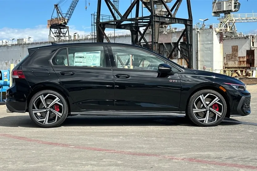 2025 Volkswagen Golf GTI SE photo 1
