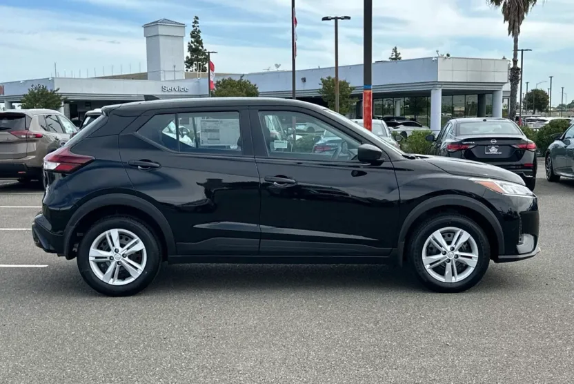 2025 Nissan Kicks Play S photo 1