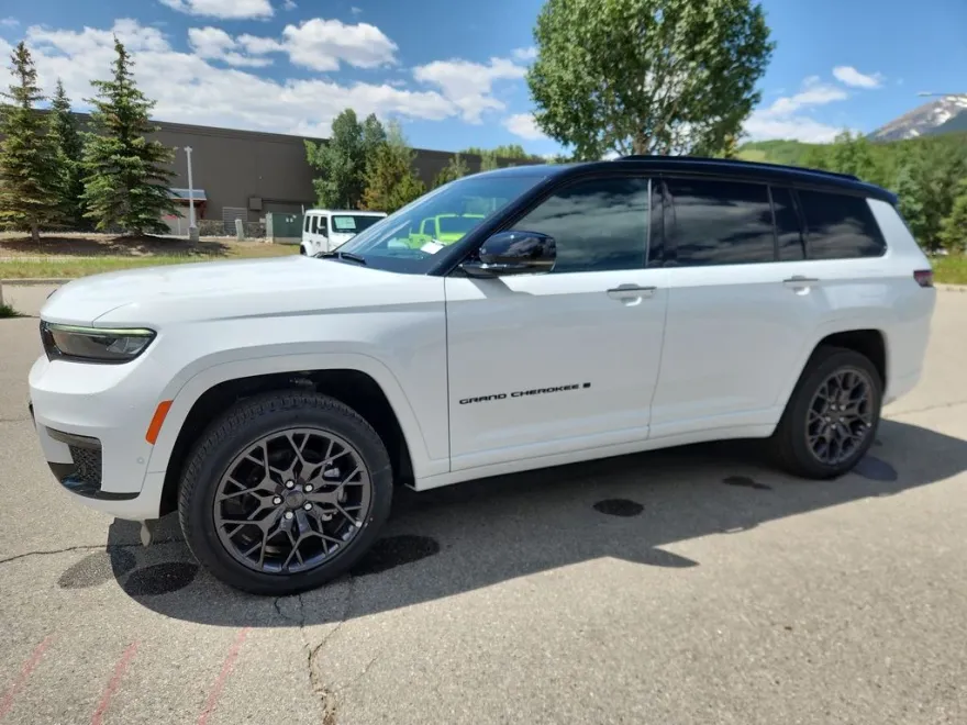 2025 Jeep Grand Cherokee L Summit photo 1